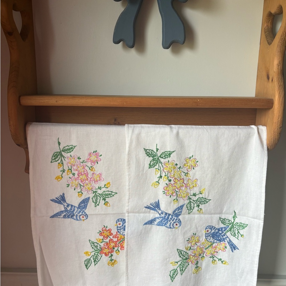 SOLD Vintage Embroidered Floral Hand Towels - Picture 2 of 5
